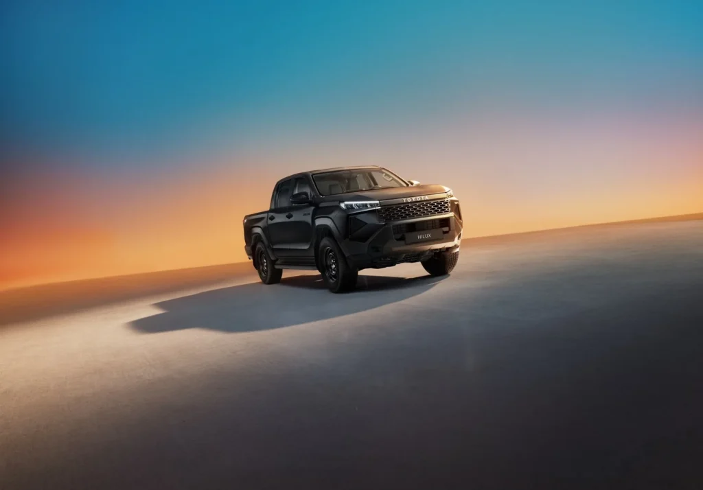 Toyota Hilux — официальное фото 1