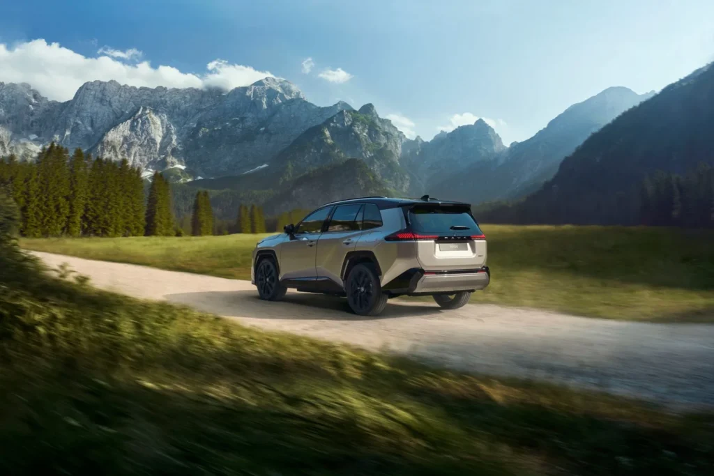 Toyota RAV4 — официальное фото 1